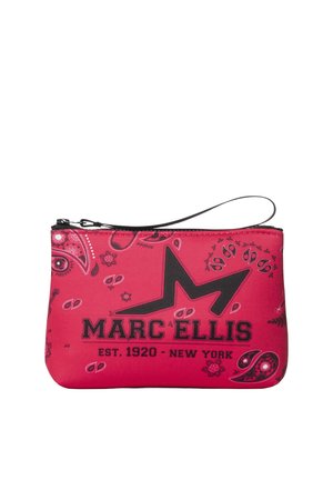 Pochette bracelet rouge avec motifs cachemire noirs et logo Marc Ellis noir, fermeture éclair et bracelet de poignet.