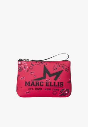Pochette da polso rossa con motivi paisley neri e logo Marc Ellis nero, chiusura con cerniera e cinturino da polso.
