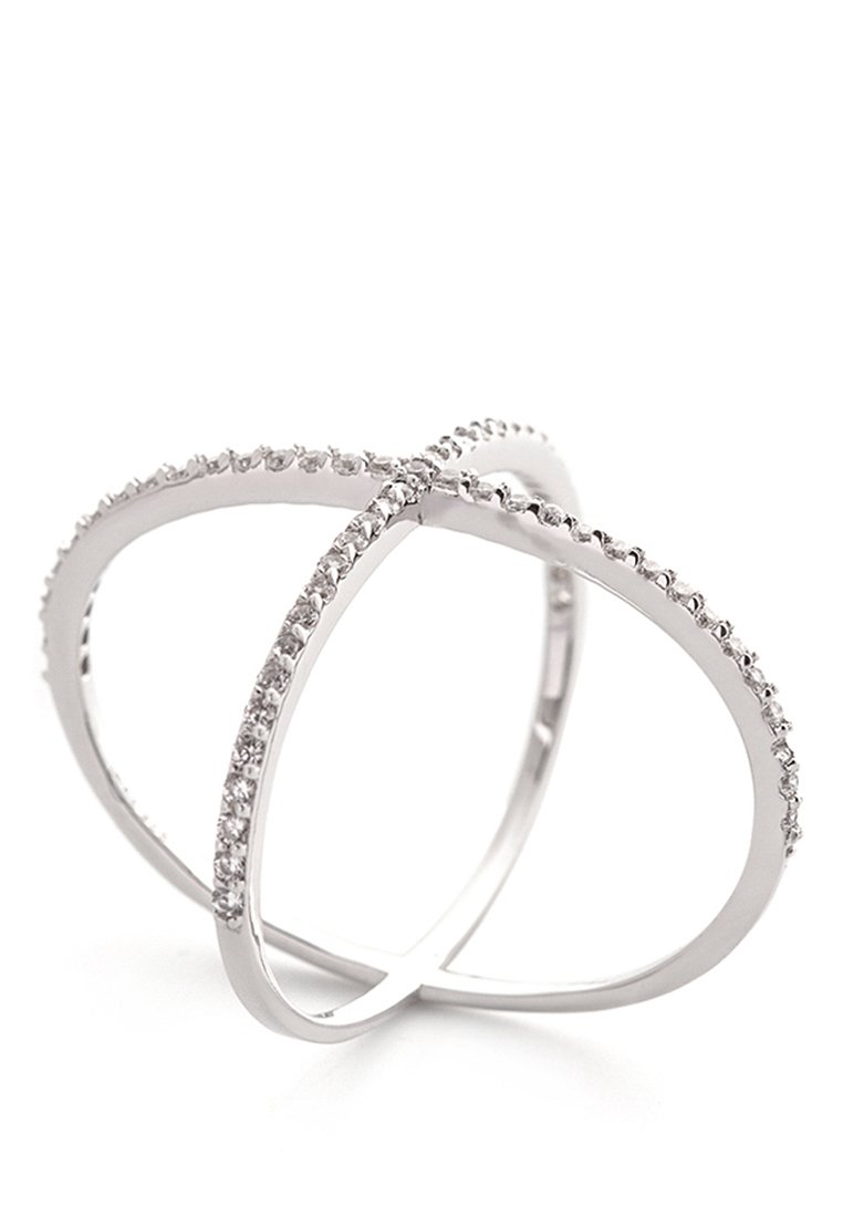Silberne Crossover-Ring mit einer glatten, polierten Oberfläche, verziert mit kleinen klaren Edelsteinen entlang der Kanten, die ein zartes Design schaffen.