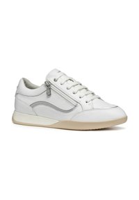 Baskets en cuir blanc avec des accents gris, à bout rond, avec fermeture à lacets, détail de fermeture éclair sur le côté et une semelle en caoutchouc légère. Texture lisse sur l'ensemble.