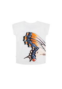 Camiseta blanca con un diseño detallado de alas de mariposa en azul, naranja y negro, con mangas cortas y cuello redondo.