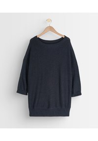 Ciemnogranatowy dziany sweter z szerokim dekoltem w łódkę, rękawami o długości ¾ oraz prążkowanymi mankietami i krawędzią. Tkanina ma subtelną fakturę.