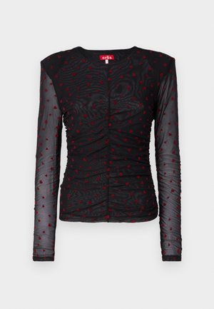 Μαύρη μακρυμάνικη μπλούζα από διαφανές ύφασμα, με σχέδια από κόκκινες καρδιές, ρυζωτό σχέδιο, στρογγυλή λαιμόκοψη και κουμπί στο μπροστινό μέρος.