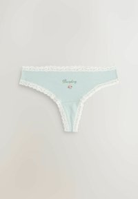 Tanga din bumbac de culoare albastru deschis, cu dantelă albă, având text brodat de culoare verde "Joi" și un accent floral lângă talie.