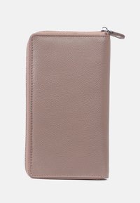 Rosa läderplånbok med en strukturerad yta, dragkedjestängning och rektangulär form, med enkel sömnad och en sidöggla.