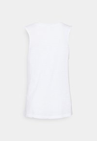 Balti be rankovių marškiniai, pagaminti iš minkštos medžiagos. Turi apvalų iškirpimą ir tiesų kraštą. Minimalistinis dizainas be matomų raštų ar akcentų.