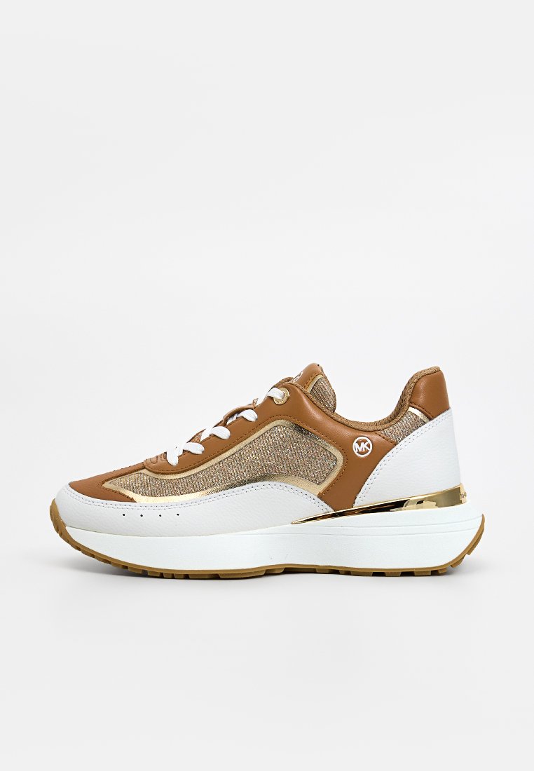 Baskets décontractées avec semelle blanche, cuir taupe, panneaux en maille dorée, lacets blancs et accent métallique doré sur le talon.