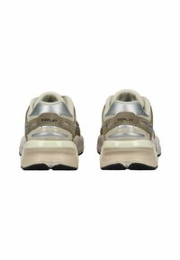 Tannfarbene und beige Sneaker mit silbernen Akzenten und Mesh-Elementen. Sie verfügen über eine klobige Sohle und ein sichtbares Logo an der Ferse.