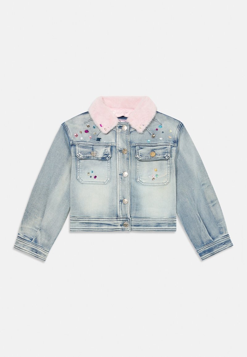 Chaqueta de mezclilla azul claro con cuello de piel sintética rosa, decorada con gemas de colores, tiene dos bolsillos delanteros y cierres de botón plateados.