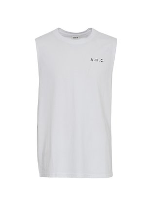 Weißes ärmelloses T-Shirt aus Baumwolle. Mit rundem Halsausschnitt und einem kleinen schwarzen "A.R.C."-Text auf der Brust. Glatte Textur.