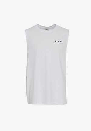 Bílá bezrukávová tričko vyrobené z bavlny. Má kulatý výstřih a malé černé textové logo "A.R.C." na prsou. Hladká textura.