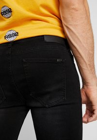 Tigha Vaqueros pitillo - black