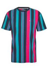 Pruhované tričko vyrobené z bavlny, s vertikálními pruhy v růžové, tyrkysové a námořnické modré barvě, s kulatým výstřihem a malým logem na hrudi.