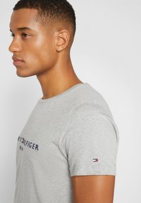 Tommy Hilfiger CORE LOGO TEE - T-shirt med print - grey