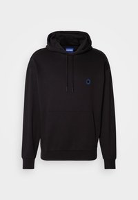 Sweat à capuche noir avec poche kangourou avant, capuche à cordon et petit logo smiley bleu sur le côté gauche de la poitrine sous l’étiquette Hugo à l’intérieur du col.