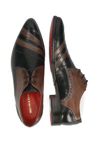 Scarpe da uomo eleganti in pelle nera e marrone con design stringato, punta affusolata e suole interne rosse, mostrate in vista superiore e laterale.