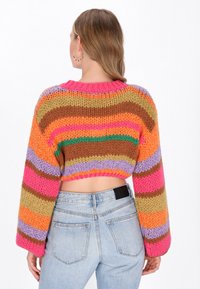 Maglione all'uncinetto accorciato con strisce multicolori in rosa, arancione, verde, viola e marrone. Maniche lunghe e ampie con colletto a coste.