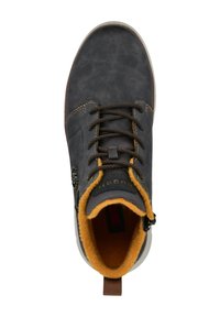 Grauer Leder-Stiefelette mit braunen Schnürsenkeln, gelbem Fleecefutter und einer strukturierten Oberfläche. Verfügt über eine Zuglasche auf der Rückseite und ein Logodetail.