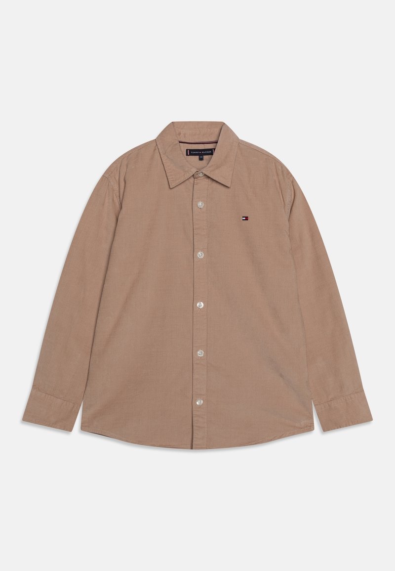 Chemise beige à manches longues boutonnée avec col et petit logo brodé sur le côté gauche de la poitrine.