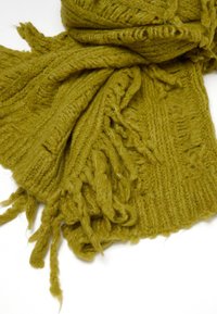 Bufanda de punto verde oliva con bordes con flecos, que presenta patrones texturizados y un hilo suave y grueso. Mide aproximadamente 120 cm de longitud.