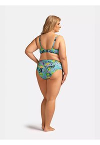 Dwuczęściowy strój kąpielowy z intensywnym niebieskim tłem, ozdobiony wielokolorowymi kwiatowymi wzorami, z regulowanymi ramiączkami i średnim stanem dołu.