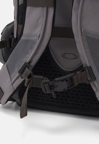 Oakley LATITUDE BACKPACK UNISEX - Hátizsák - granite gray