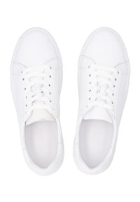 Bílé tenisky s hladkým koženým povrchem, kulatou špičkou, šesti otvory pro šňůrky a plochými tkaničkami. Minimalistický design se subtilním logem na stélce.