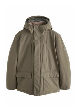 Veste imperméable vert olive avec capuche, fermeture à glissière sur le devant, deux poches à rabat et fentes verticales sur la poitrine. Tissu lisse et texturé.