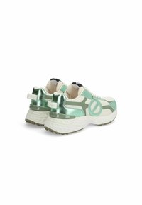 Scarpe da corsa metalliche verdi e crema con suola testurizzata, dotate di un accento circolare e design imbottito per un supporto ottimale.