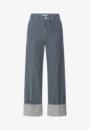 Jean à jambes larges à rayures verticales bleu marine et blanches, avec revers pliés, poches avant et fermeture par bouton à la taille.