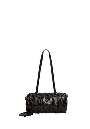 Kleine schwarze glänzende Ledertasche mit langen Schulterriemen und gerafften Details am Körper, vor weißem Hintergrund.