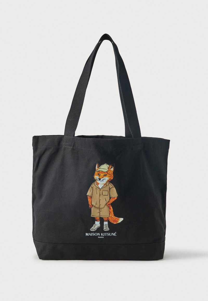 Μαύρη τσάντα ώμου με δύο λαβές, με εικόνα μιας αλεπούς με καπέλο και σορτς και το κείμενο "Maison Kitsuné Paris" από κάτω.