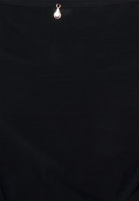 Zwarte zwemset met een gestructureerde stof, voorzien van een kleine metalen druppelaccent aan de voorzijde in het midden, en een strak ontwerp.