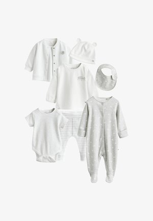 Sæt med babybeklædning bestående af en hvid cardigan, en gråstribet body, grå pyjamas og et sæt tilbehør i bløde stoffer.