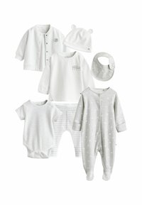 Set aus Babybekleidung mit einem weißen Strickjacke, einem grau gestreiften Body, einer grauen Schlafanzug und einem Zubehörset aus weichen Stoffen.