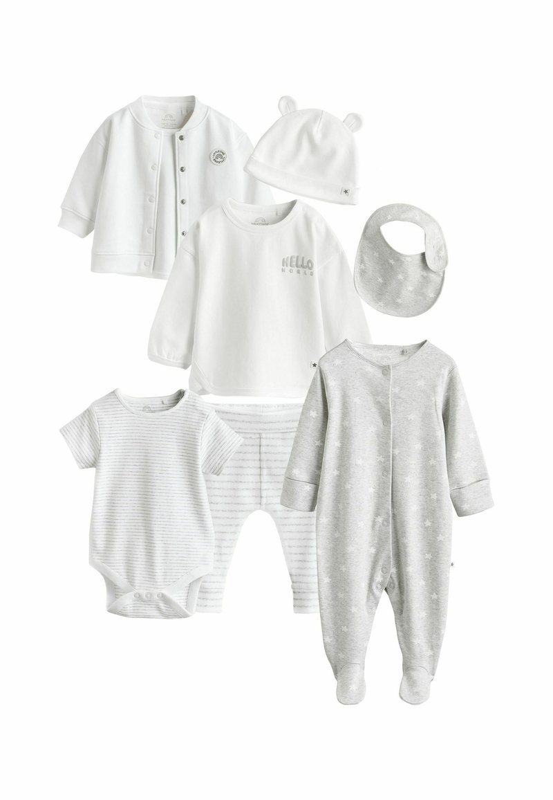 Set aus Babybekleidung mit einem weißen Strickjacke, einem grau gestreiften Body, einer grauen Schlafanzug und einem Zubehörset aus weichen Stoffen.