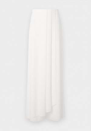 Jupe longue blanche taille haute avec un drapé asymétrique en superposition à l'avant, présentée sur un fond uni.