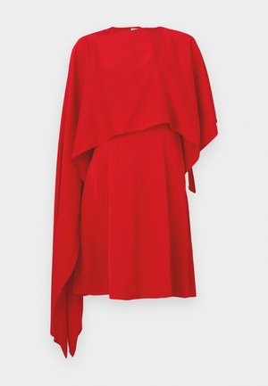 Piros midi ruha aszimmetrikus köpeny réteggel, amely egy vállon átível és hosszú ujjba nyúlik.