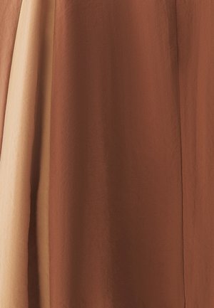 Twee overlappende stoffen panelen: de een in een warme bruin tint, de ander in een licht beige. Zachte textuur, vloeiende vorm, minimale naden en details.