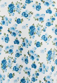 Συστάδες από μπλε και ανοιχτό μπλε τριαντάφυλλα με πράσινα φύλλα διασκορπισμένα ομοιόμορφα σε λευκό φόντο, δημιουργώντας ένα λουλουδένιο μοτίβο.