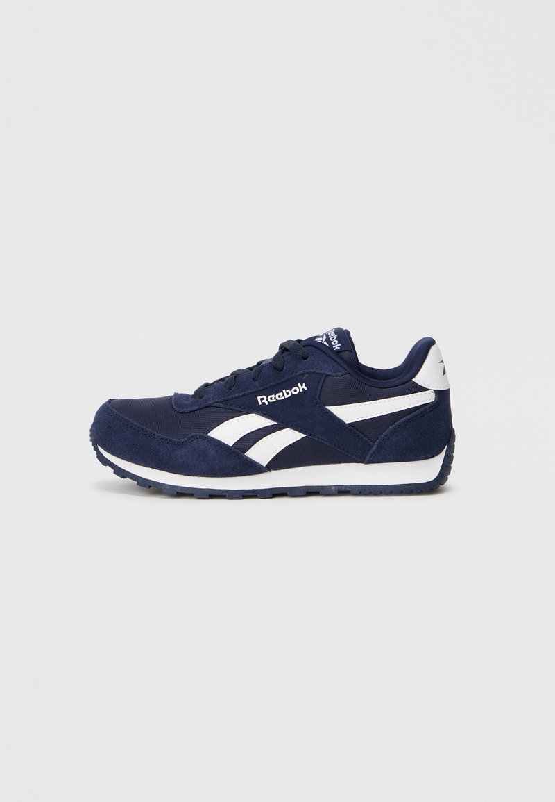 Marineblaue Reebok-Sneaker mit weißen Logostreifen, Schnürverschluss und strukturiertem Sohlen auf einem neutralen Hintergrund.