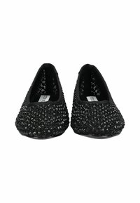Ballerine in tessuto nero con superficie testurizzata e luccicante. Design a punta tonda e suola flessibile. Nessuna marca o decorazione visibile.