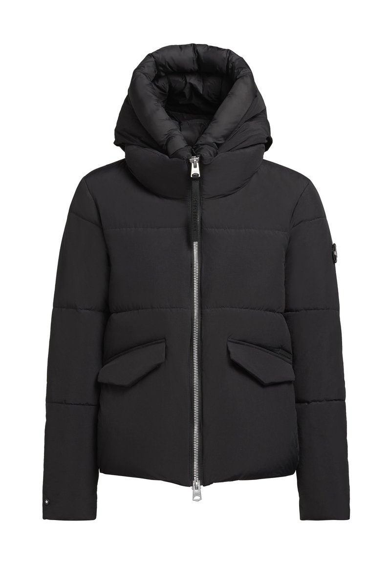 Schwarze Daunenjacke mit hohem Kragen, zwei vorderen Klappentaschen und einem durchgehenden Reißverschluss. Hergestellt aus leichtem, gestepptem Material.