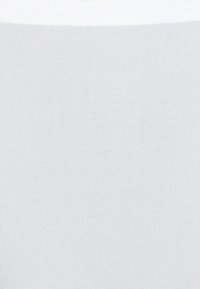 Tecido branco texturizado com riscas horizontais subtis e um ligeiro brilho.