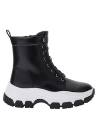 Bottes noires en cuir jusqu'à la cheville avec une semelle épaisse blanche, dotées d'œillets, de lacets et d'un col rembourré pour un soutien supplémentaire.