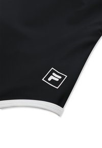 Tela negra con borde blanco y un pequeño logo blanco con la letra estilizada "F" dentro de un cuadrado cerca del borde.