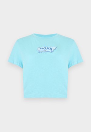T-shirt court bleu clair avec un petit motif skateboard et le texte "ROXY" centré sur la poitrine.