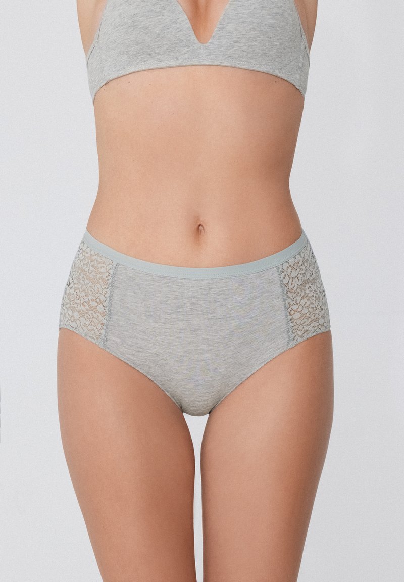 Šedé spodní prádlo z bavlněné směsi s krajkovými boky, má hladkou strukturu a kontrastní světle modrý pás. Vysoký střih.