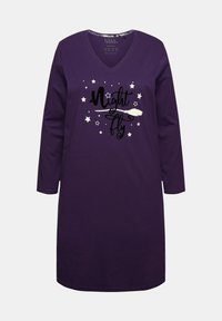 Vestaglia viola con scollo a V e maniche lunghe, caratterizzata dalla frase "Night Fly" in nero corsivo e circondata da stelle argento.