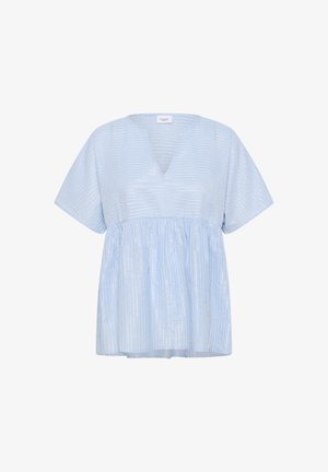 Jasnoniebieska bluzka z krótkim rękawem i dekoltem w kształcie litery V, z pionowymi białymi paskami i zebranym stanem dla luźniejszego fasonu.